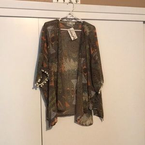 Kimono with pompom details.